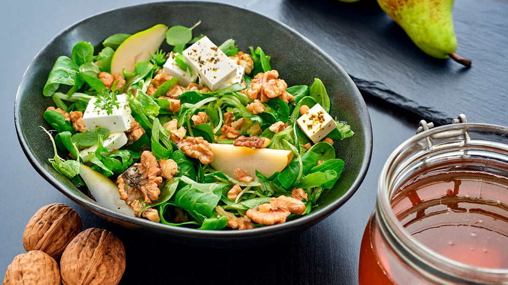 Gourmet-Feldsalat mit fruchtiger Birne und Fetakäse