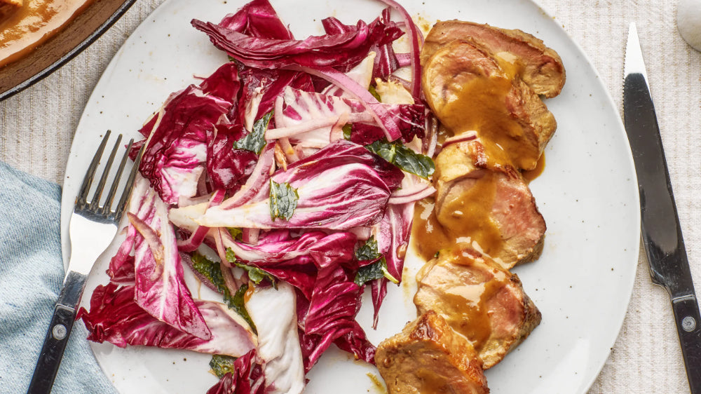 Saftiger Schweinerücken auf Honig-Radicchio