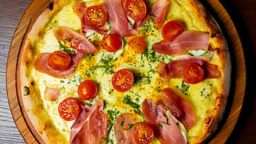 Spargelpizza mit Prosciutto und cremiger Sauce Hollandaise