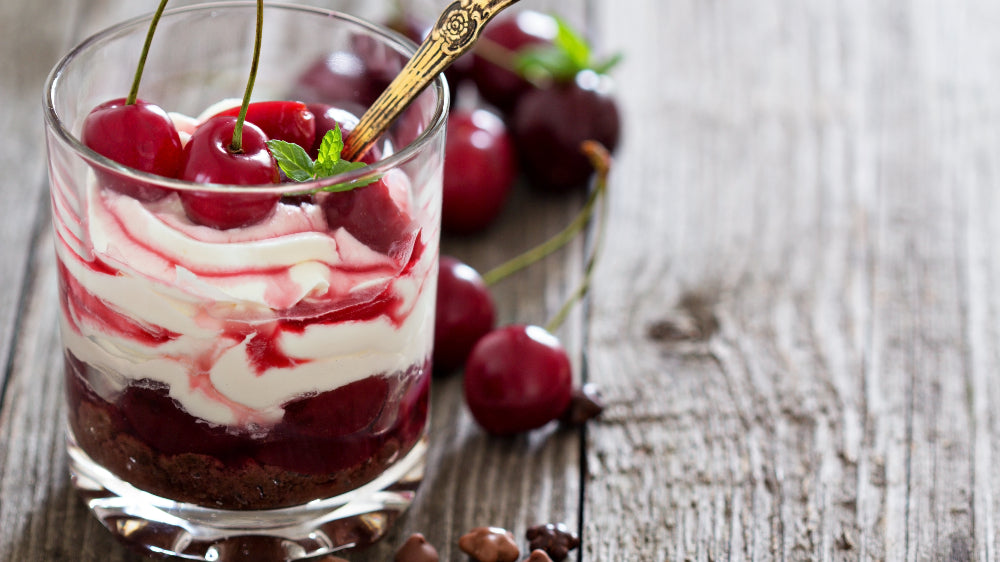 Schwarzwaldbecher mit Kirschen und Vanillesauce