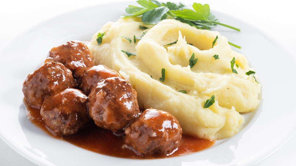 Herzhaft & Deftig: Hackbällchen mit Bratensauce und Kartoffelpüree