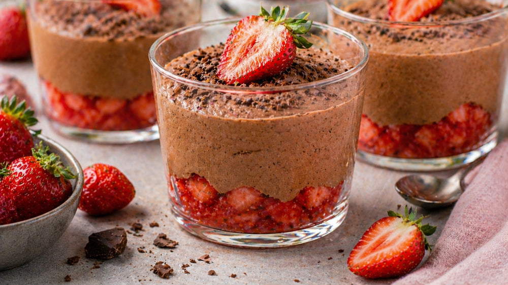 Mousse au Chocolat mit Erdbeeren